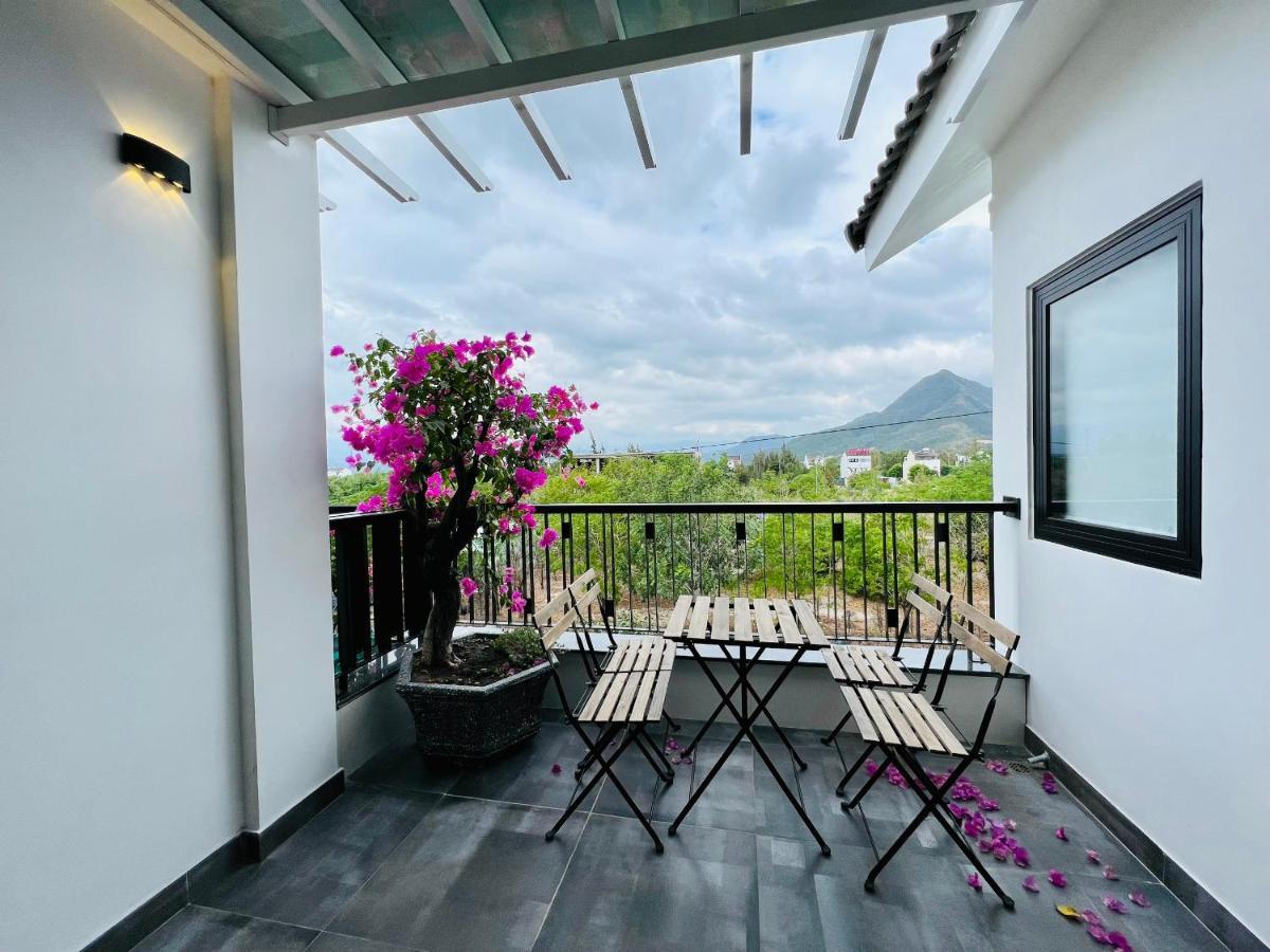 The Track Homestay - Near Bai Dai Beach Cam Lam ภายนอก รูปภาพ