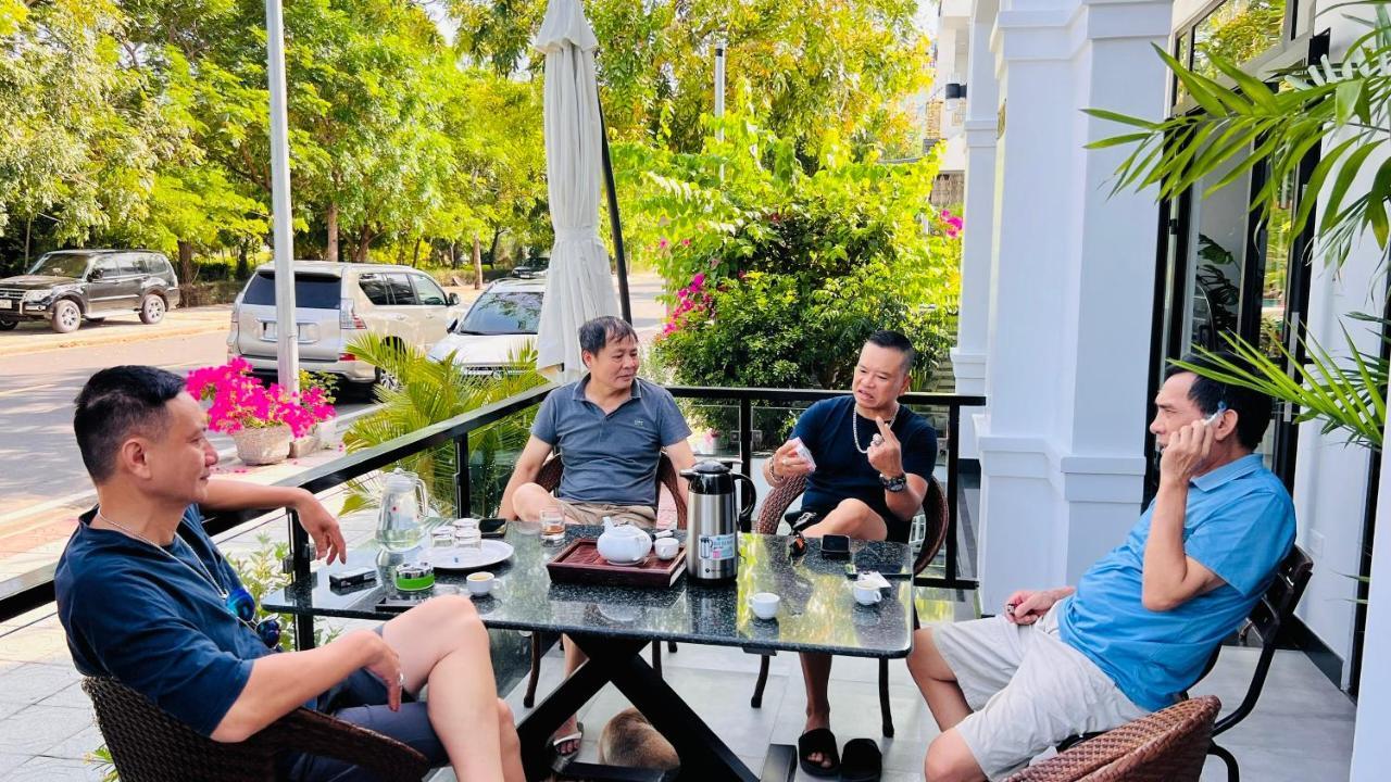 The Track Homestay - Near Bai Dai Beach Cam Lam ภายนอก รูปภาพ