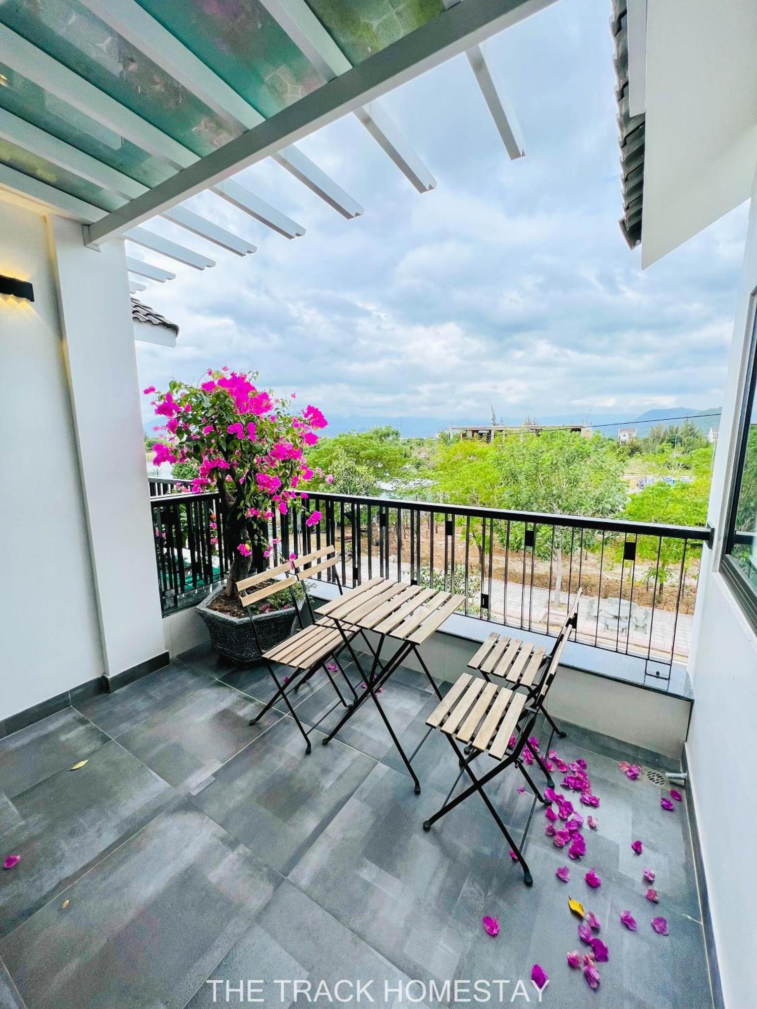 The Track Homestay - Near Bai Dai Beach Cam Lam ภายนอก รูปภาพ