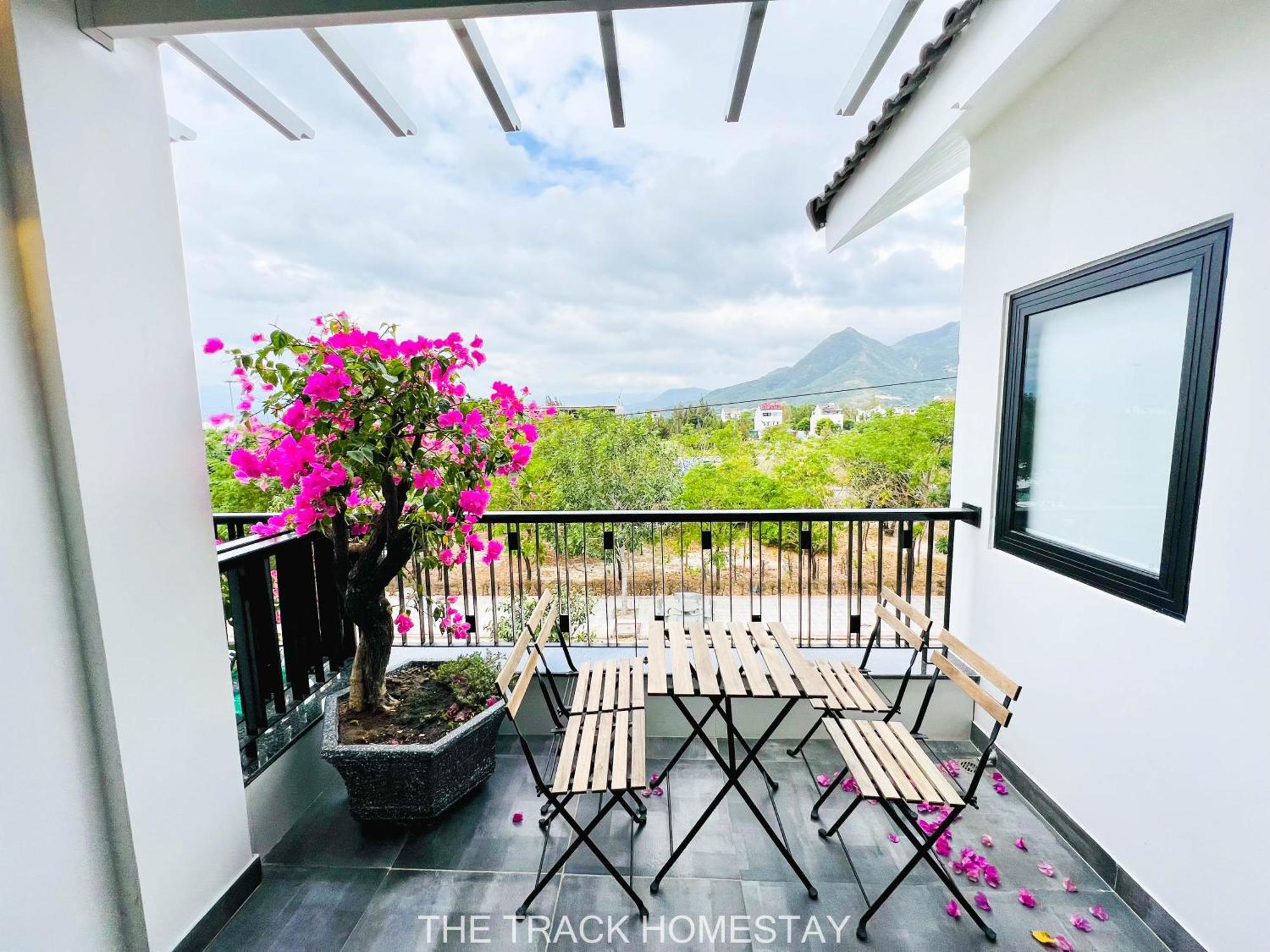 The Track Homestay - Near Bai Dai Beach Cam Lam ภายนอก รูปภาพ